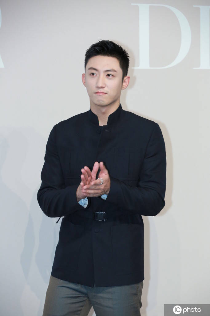 黄景瑜亮相dior展览开幕酒会