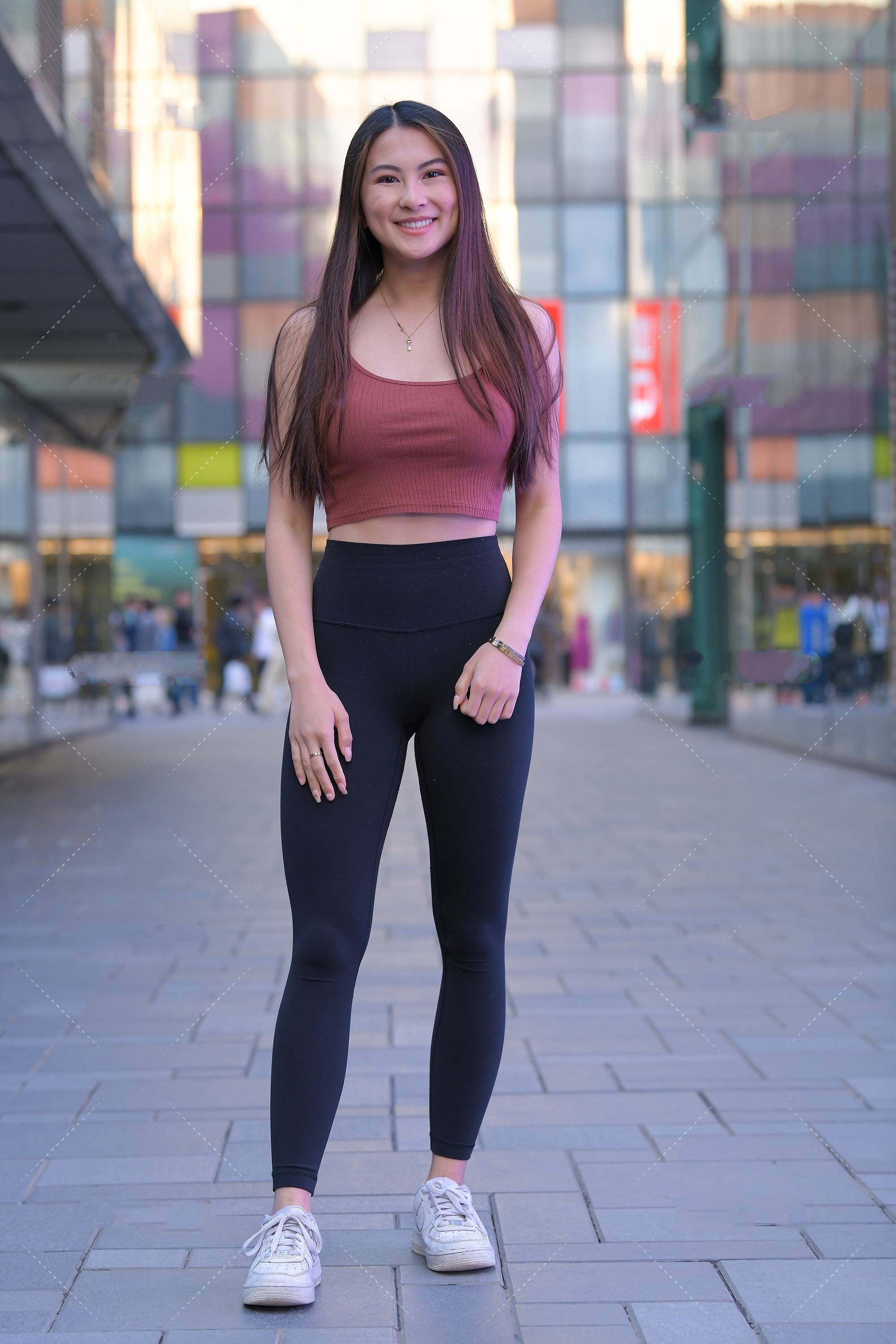 背心搭配小黑裤,简单时尚,经典不过时