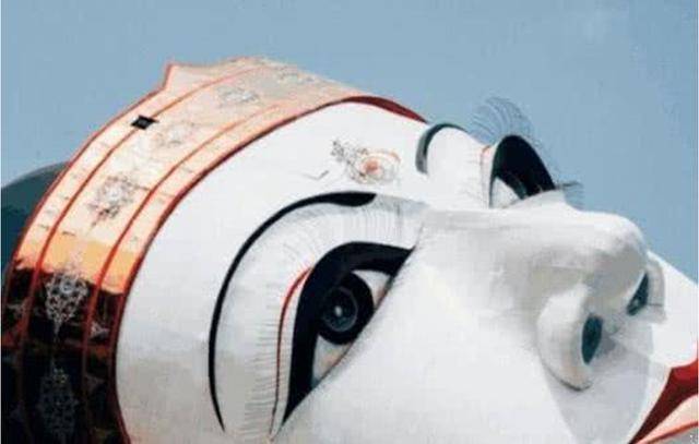 其实不然,据说这个佛像有一个灵异事件:当你在这个佛像中行走时,会