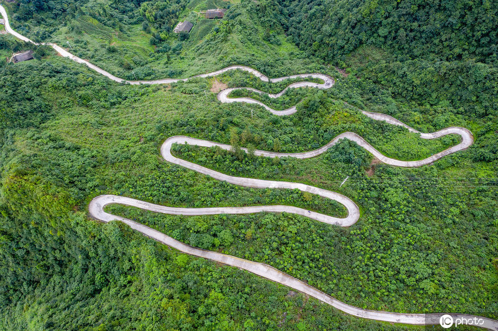 重庆黔江高山蜿蜒扶贫路助力乡村旅游