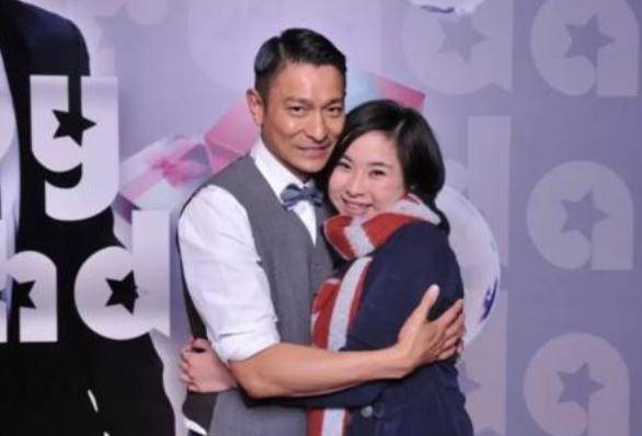 原创天王刘德华和谁合照都是"礼貌笑",唯独她例外,可爱得像个孩子