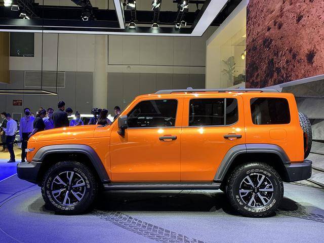 成都车展实拍wey坦克300造型复古硬派有大g的味道