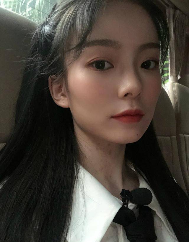 员摘了口罩变成陈卓贝;陈卓贝剪个头变成陈卓人;最后劈个叉变成陈卓一