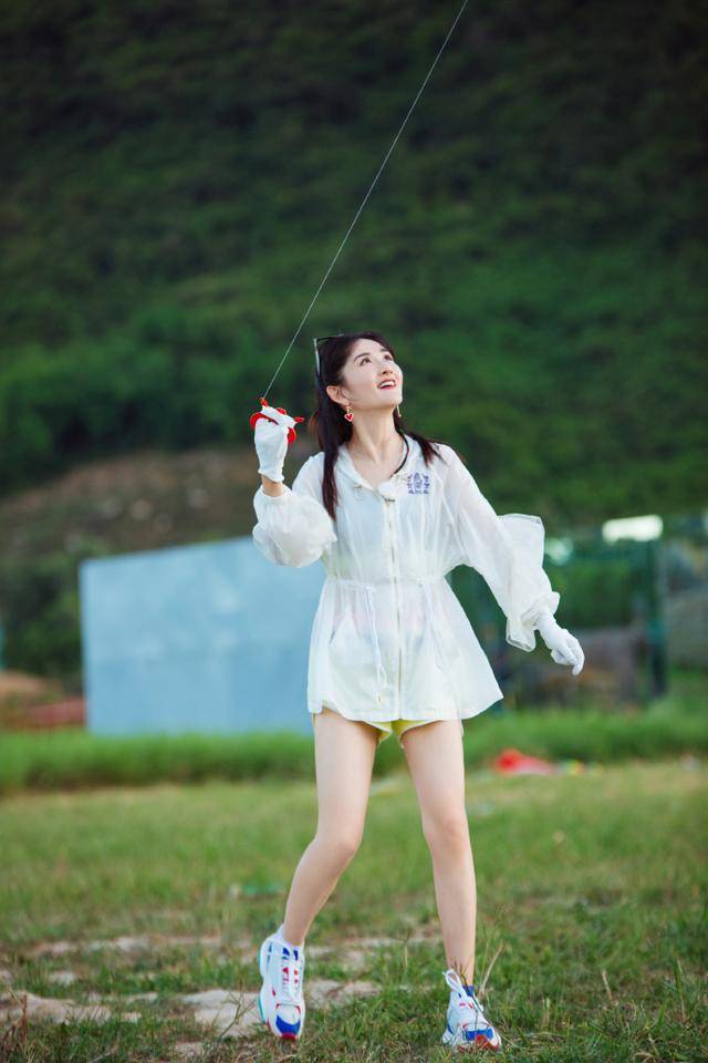 原创谢娜39岁终于开窍了?晋升宝妈后衣品蹭蹭往上涨,这么扮嫩可还行