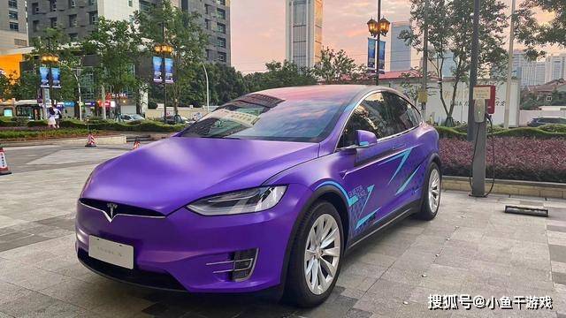 "吃鸡"玩家亲临线下,发现1个巨大空投,开出1辆紫色特斯拉!