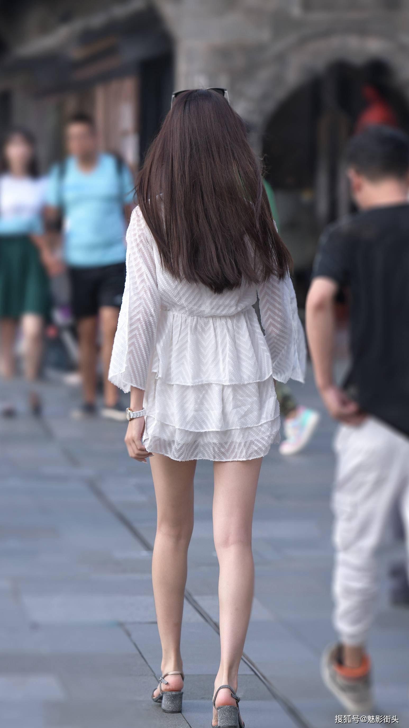 美女穿雪纺连衣裙,搭配灰色粗跟凉鞋,简约风格显得精致又优雅_时尚