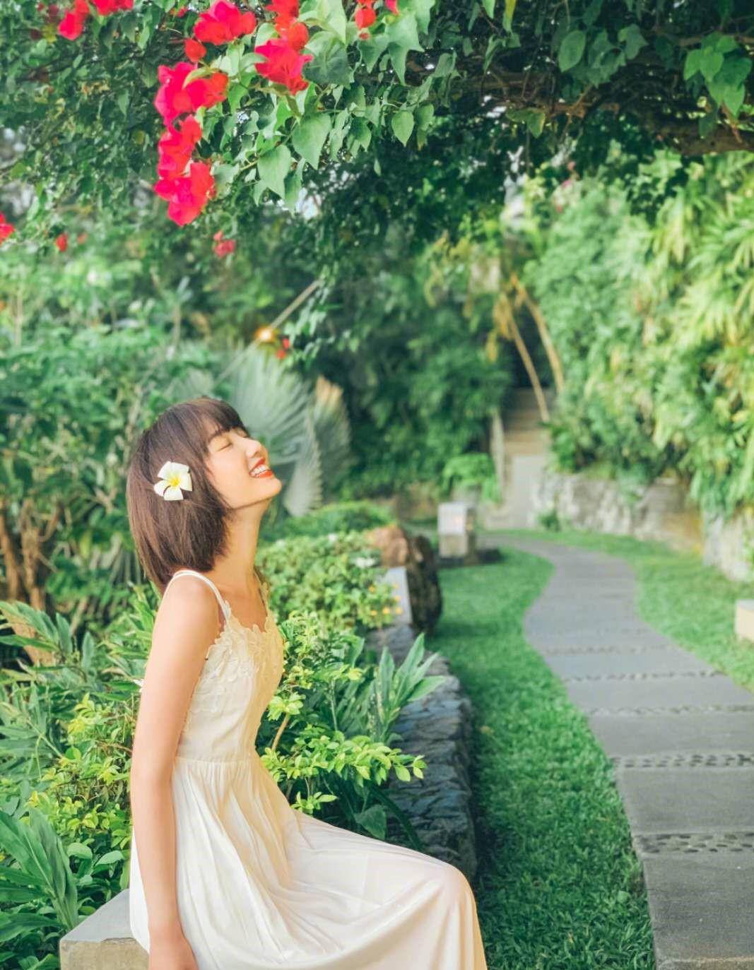 夏日如何搭配且看聪慧可人的毛晓彤她是怎么穿出花样的