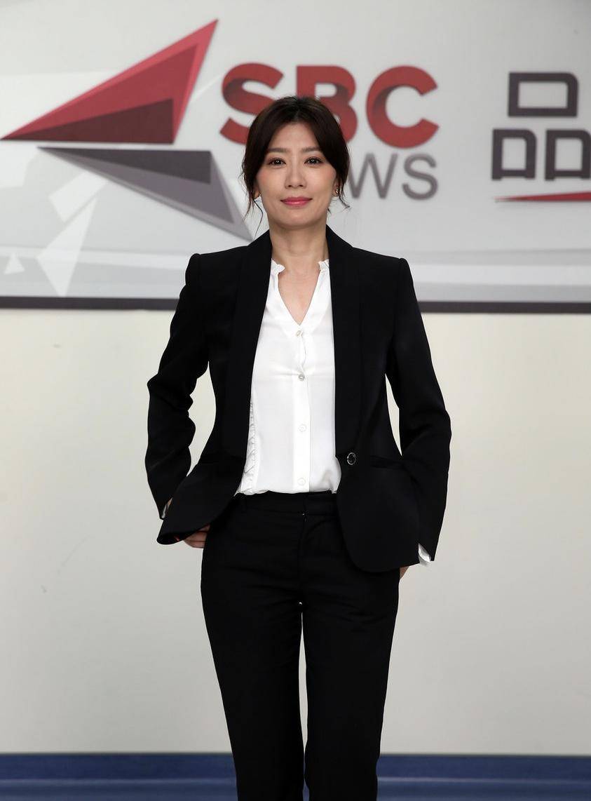 贾静雯的职业装穿得真美,黑西服套装内搭白衬衫,高级又减龄_西装