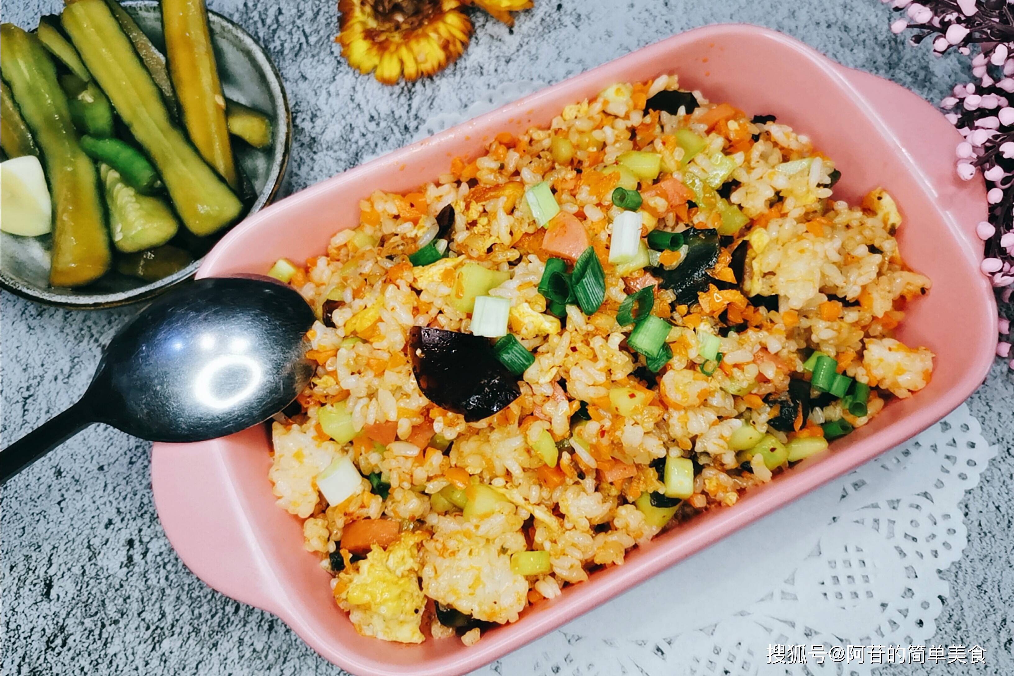原创夏日炎炎最馋这口皮蛋炒饭又香又辣滋味足吃完心就静了