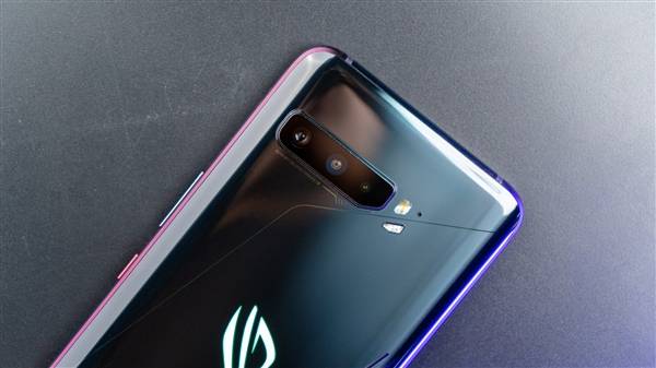 华硕也有首发新硬件的习惯,去年的rog游戏手机2首发骁龙855 plus,今年