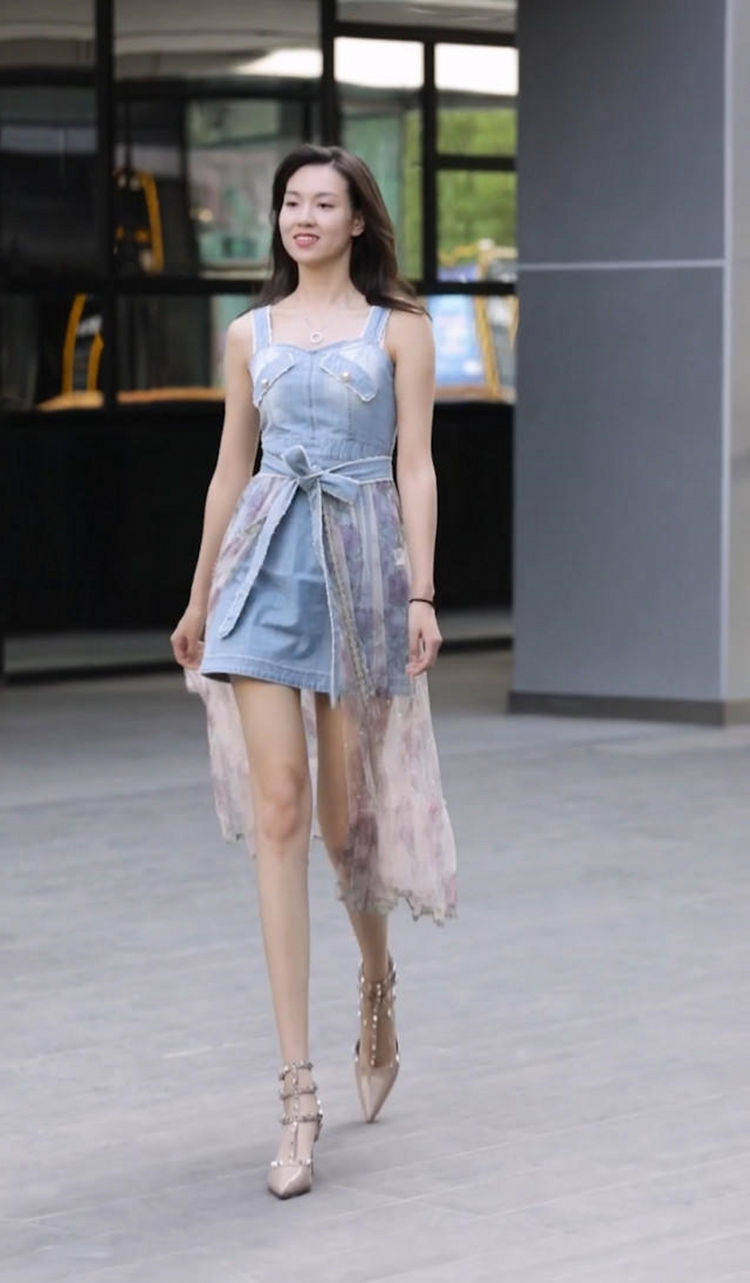 原创街拍,薄纱的设计,轻松展现仙女飘逸气息