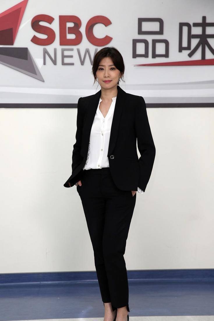 贾静雯的职业装穿得真美,黑西服套装内搭白衬衫,高级又减龄_西装