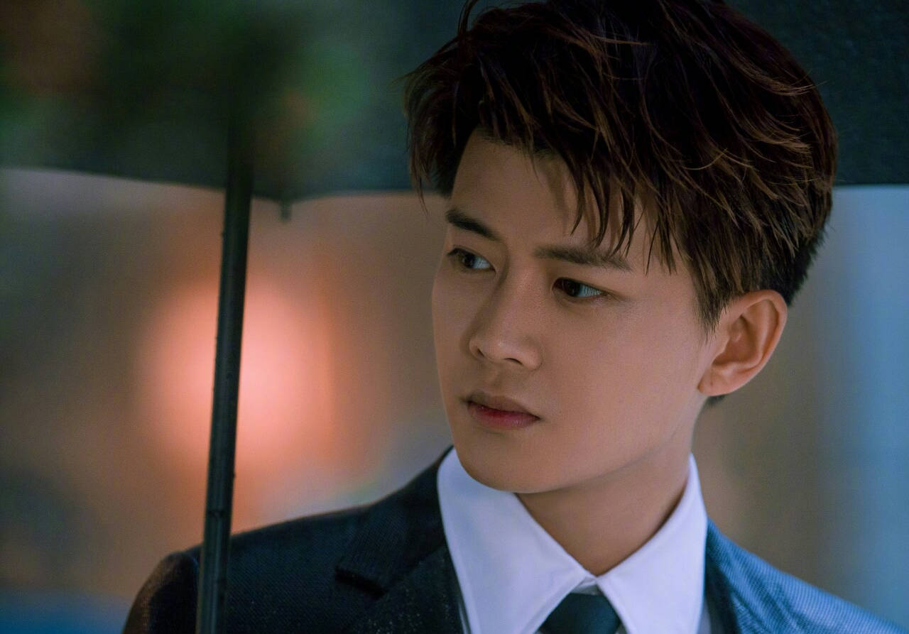 情人眼里出西施,嘉人眼里出嘉伦,天下谁人不识君,满城尽是俏嘉人