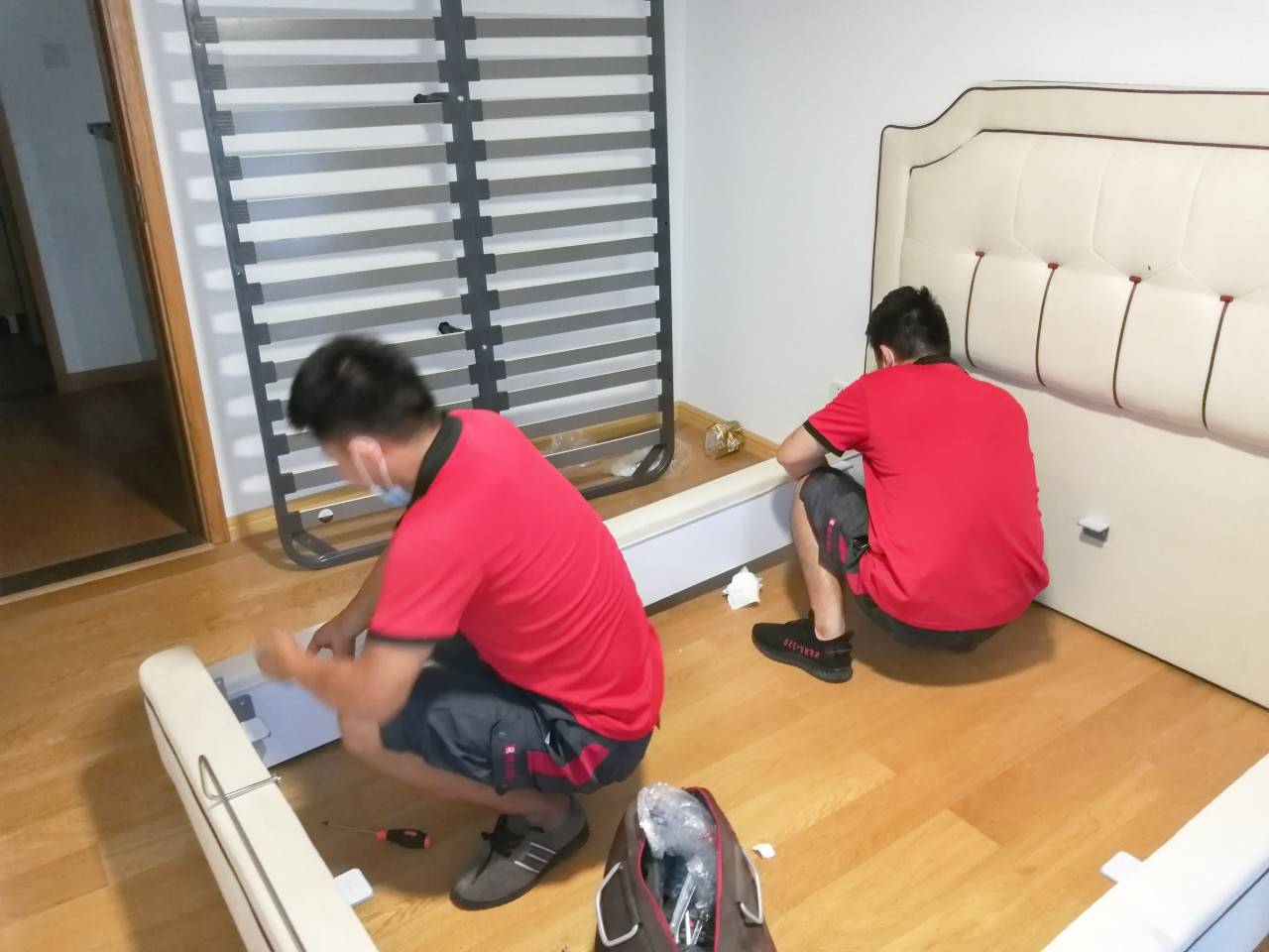 易丰搬家师傅拆卸家具