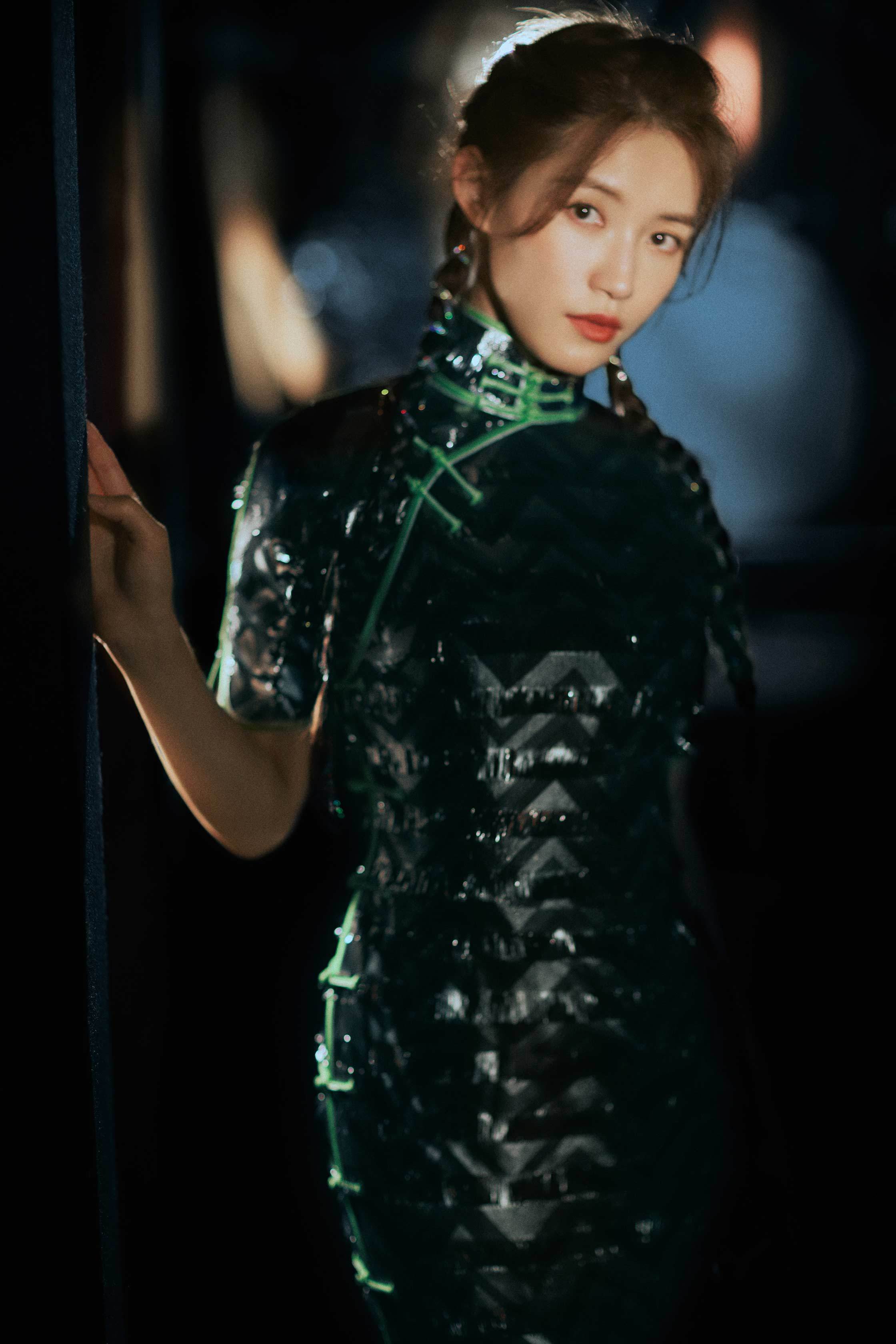 苏青民国造型曝光 复古流苏墨绿旗袍电影感绝美