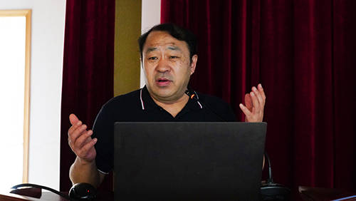 孙永强教授做《采用人工全髋关节治疗复杂性髋关节疾病如何简单化》