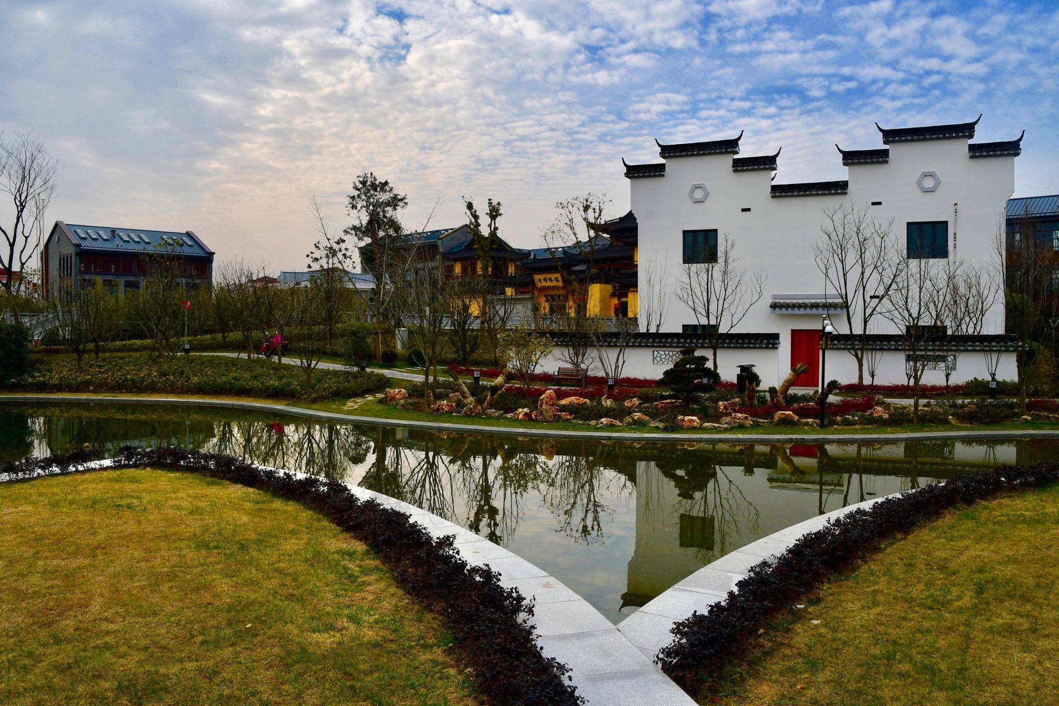 这座集园林景观和徽派建筑为一体,晴日里恢弘大气,若是配上细雨迷蒙