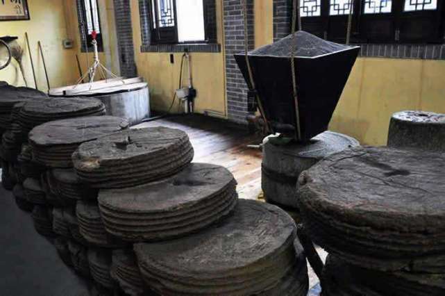 观世音菩萨化成瞎眼婆婆开油坊招牌写着三个铜板一小瓶一个铜板三大瓶