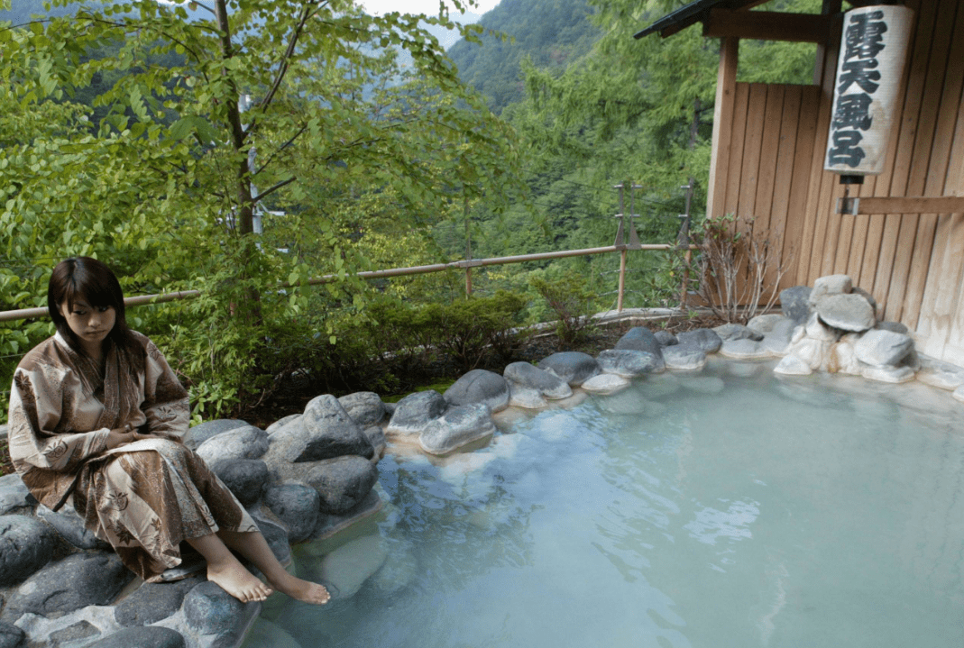原创揭秘日本男女共浴"秘汤"温泉:女性顾客并不占少数,规矩还不少