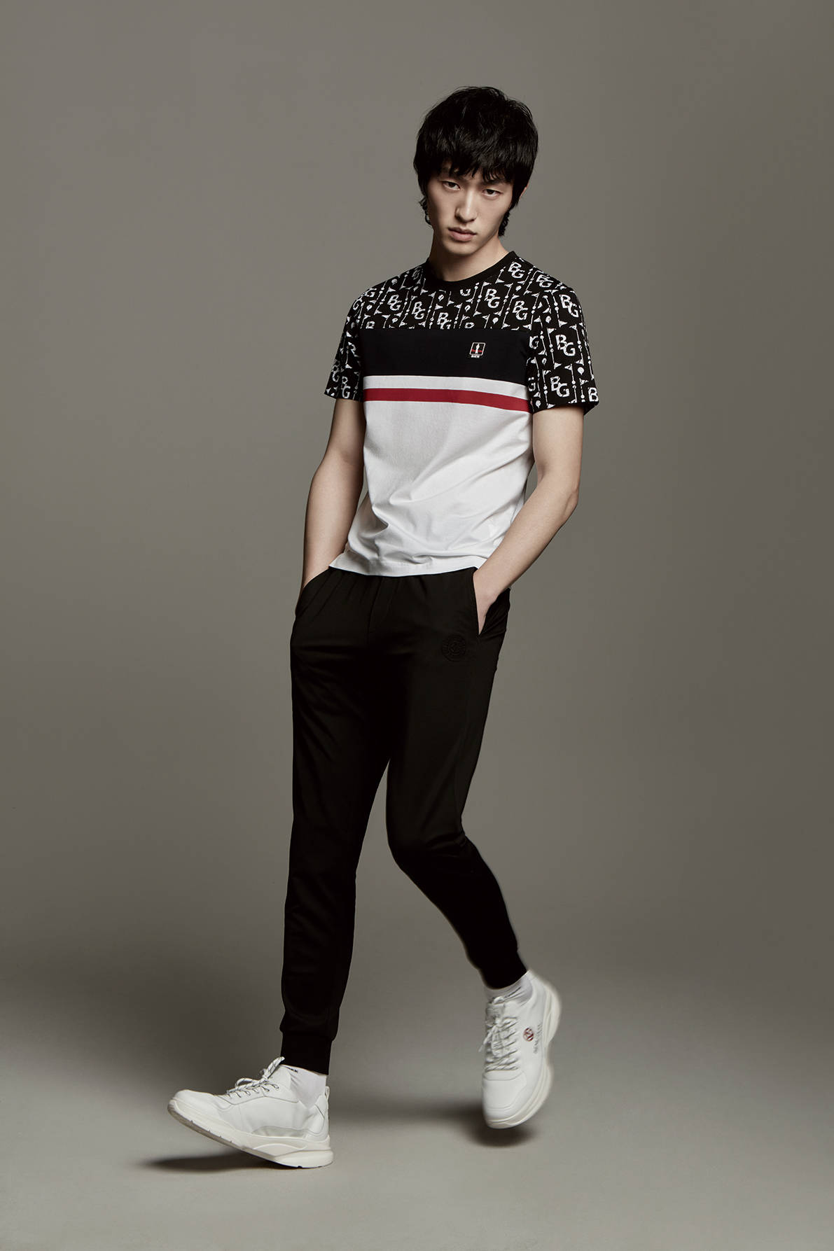 国际超模金大川身穿比音勒芬复古"老花"t恤