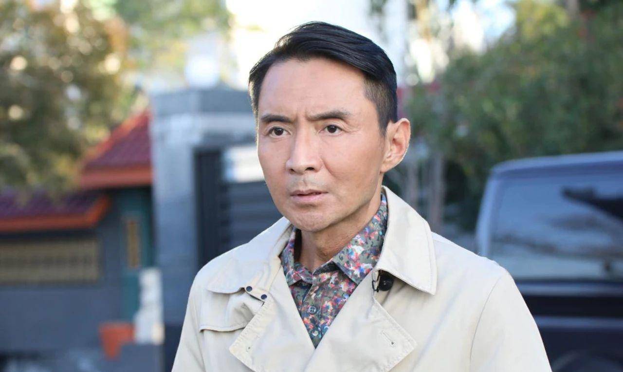 歌唱大赛而入行,之后与胡渭康及孙明光组成"香港小虎队"并推出唱片