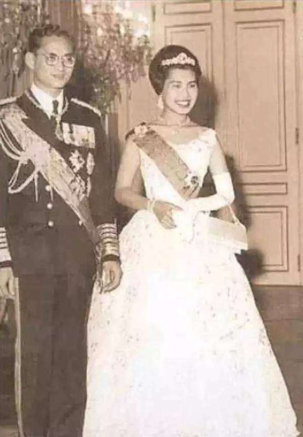 普密蓬国王和王后图片
