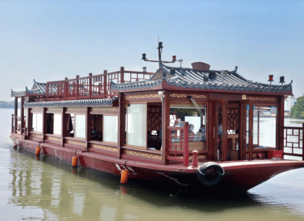 清洁能源画舫船在东湖行驶.游船供图