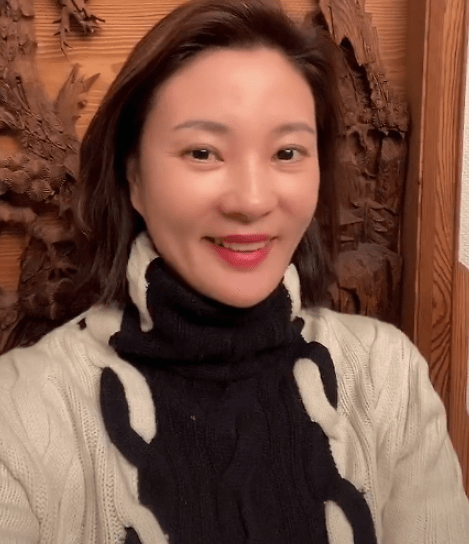 原创她曾是央视"台花",如今43岁皮肤紧致红润,离婚两次至今仍单身
