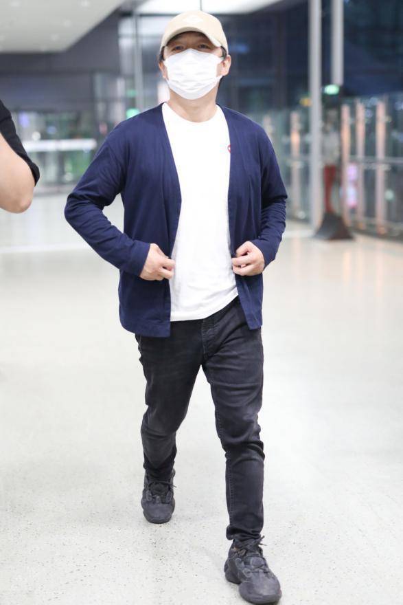 人到中年不认输45岁黄渤现身机场穿印花衬衫潮流度不逊00后