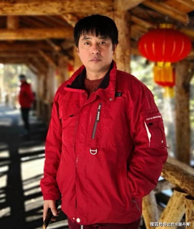 宿万盛,1957年生山东省掖县(莱州),笔名夜石,号万盛园,擅作写意花鸟画