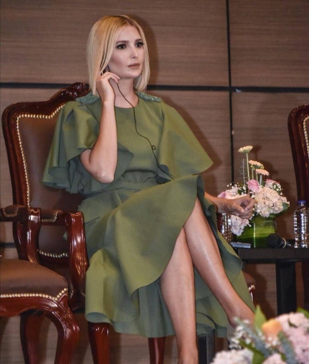 原创伊万卡剪短发大变样!牛油果绿裙时髦,挖肩裙出席公务合适吗?