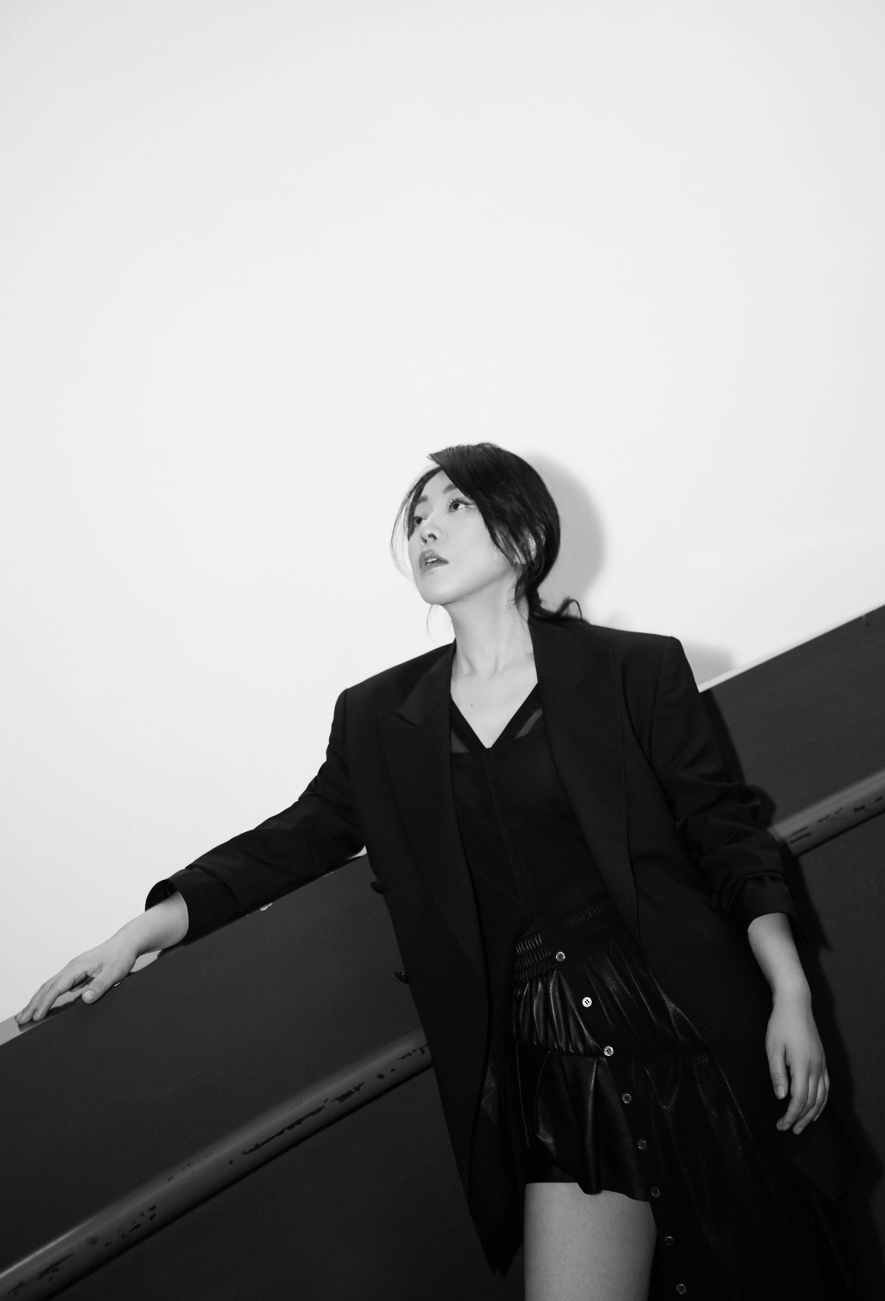 这身也是全黑的霸气御姐造型,闫妮一身黑色系的短款上衣搭配皮裤,性感