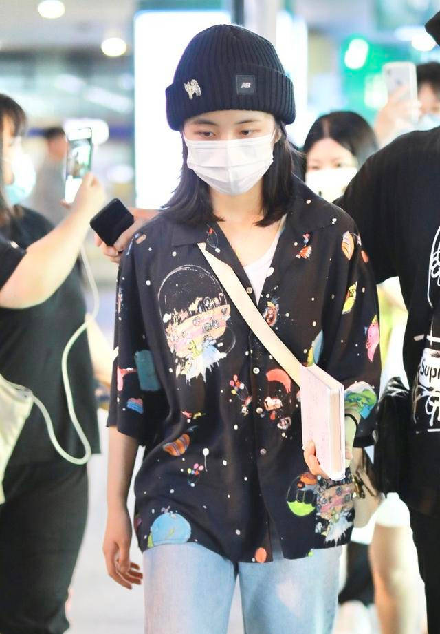 张子枫头戴毛线帽,黑色花衬衫搭配浅蓝牛仔裤,混搭时髦不怕热_戴帽子