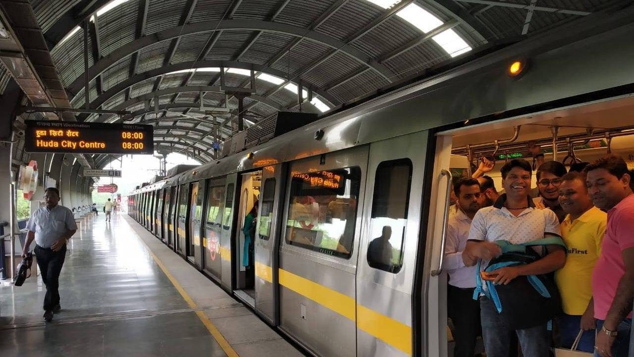 中国游客到印度首都新德里搭地铁,忍不住想问,这真的是在印度吗