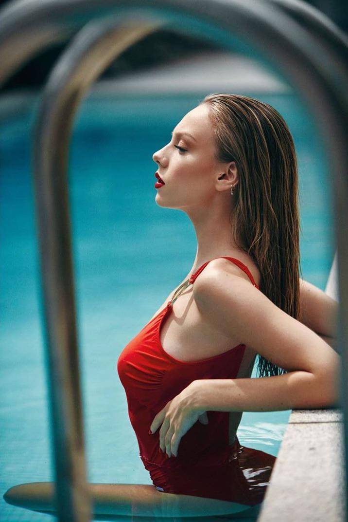 她还和miguel bernardeau一起出现在netflix elite系列节目中.