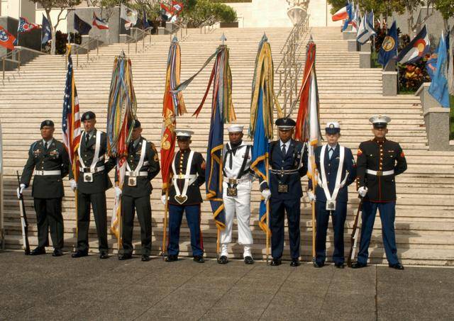 美军仪仗队的军旗如何排列,陆军是老大,陆战队盖过了海军_军种