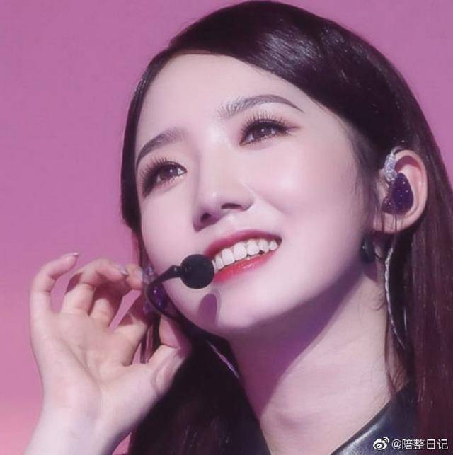 原创孟美岐小眼睛短下巴如何营造又酷又飒的气场感