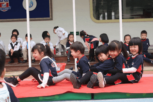 嘉顿幼儿园体育课上的中国传统游戏