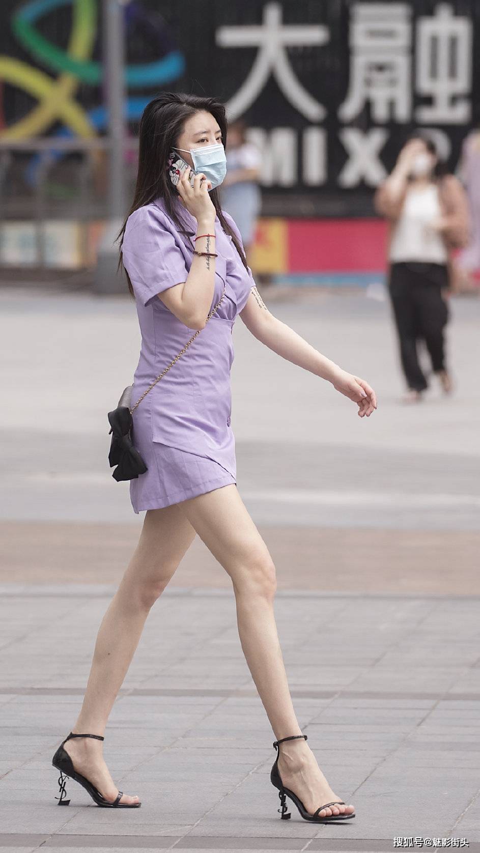 穿凉鞋的季节美女钟情一字带凉鞋简约风格穿出时尚品味