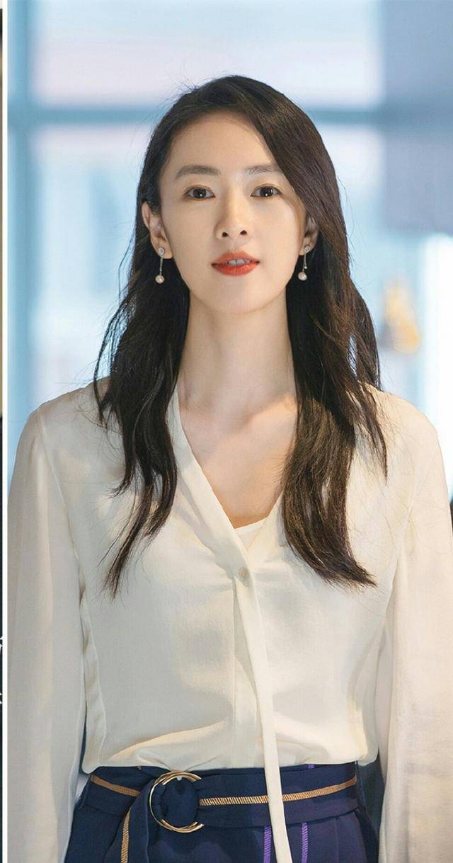 原创淡黄色真丝套装童瑶演绎不一样的独立女性真是又美又飒