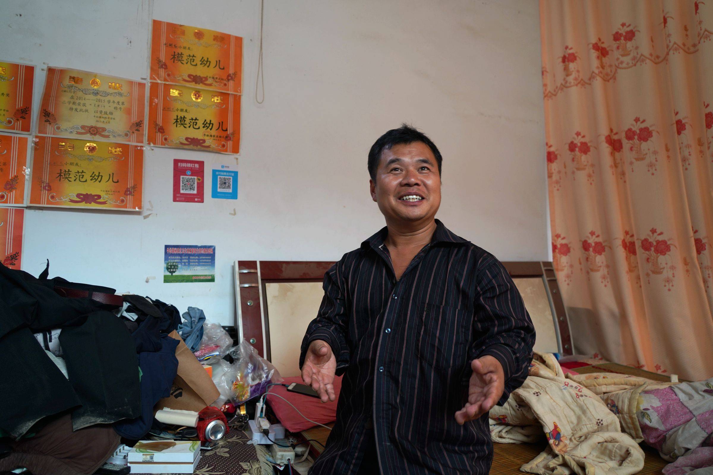 原创40岁农村小伙身高不足1米5,养活全家4口人,看他有啥本事