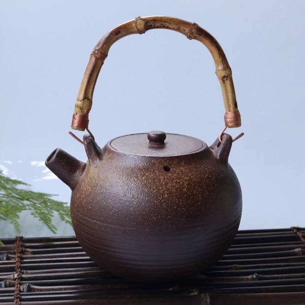 以"丑"闻名,一种与传统柴烧审美截然不同的现代陶艺,究竟是何方神圣?