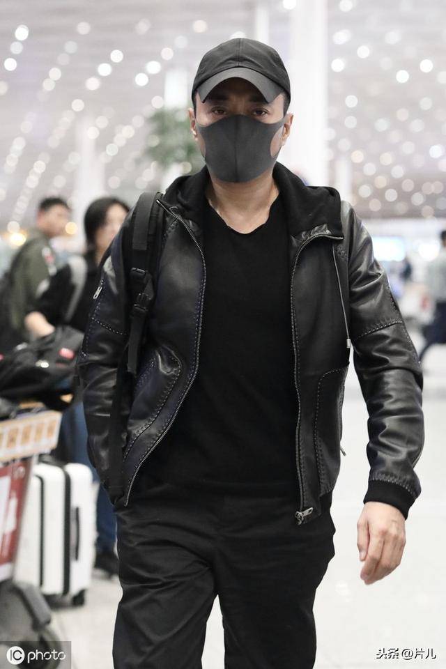 张涵予黑衣现身机场,硬汉气质十足,遇路人求合影来者不拒