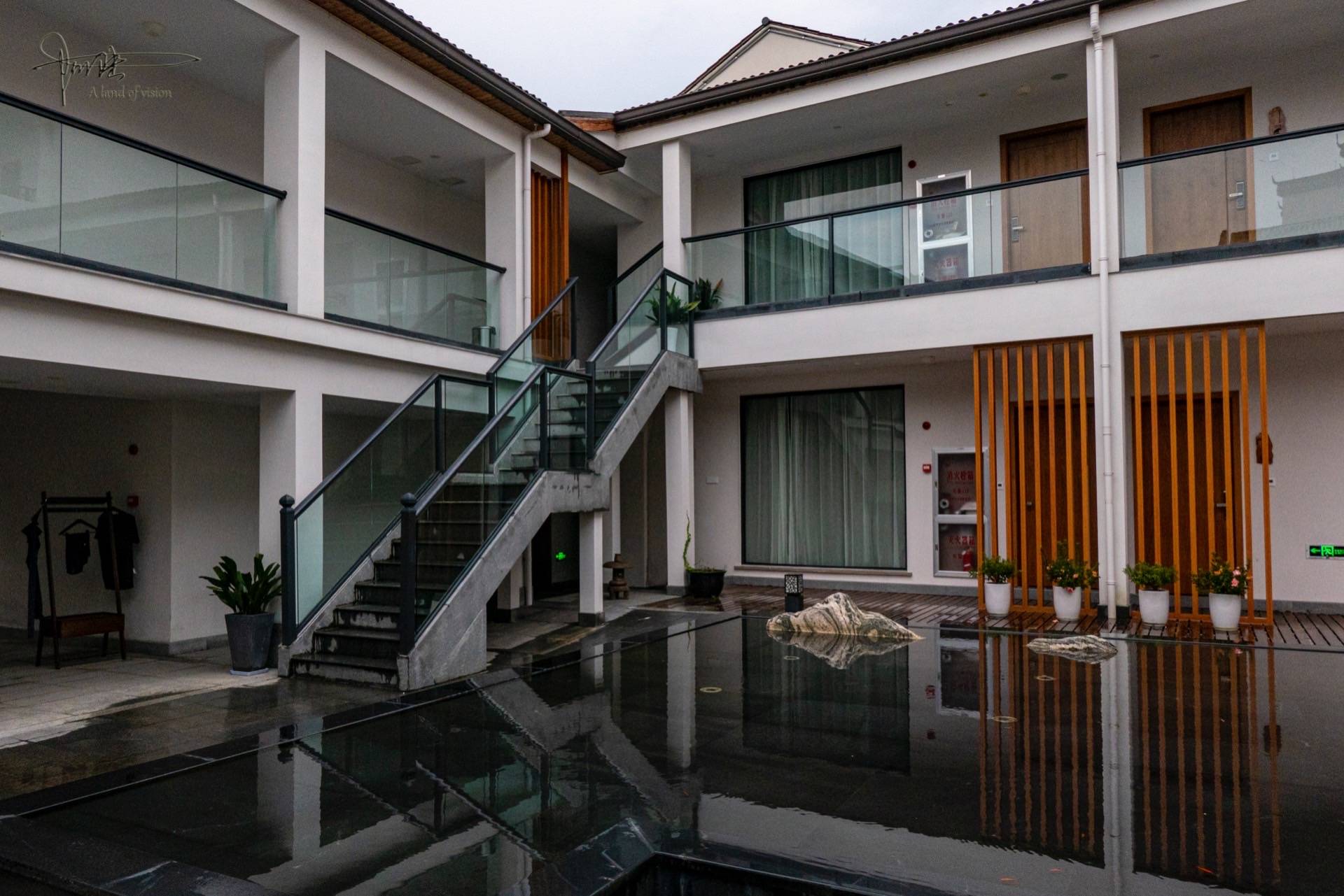 1/ 12 这个民宿在临安,给我的感觉是方方正正,整体风格简单大方.