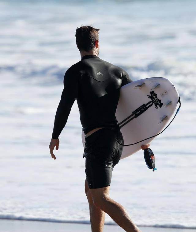 37岁雷神索尔海滩冲浪虽然他有191cm的肌肉