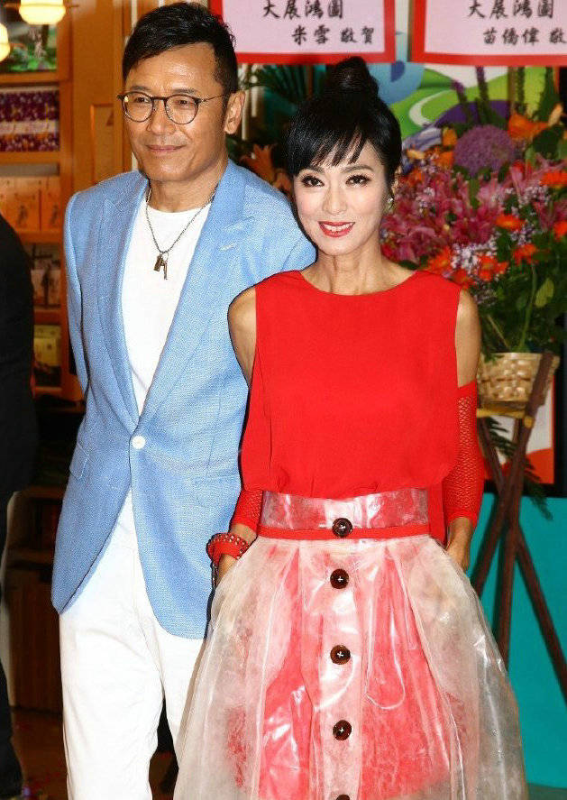 苗侨伟和米雪客串《爱·回家》,某小花太开心,合影时跪地上