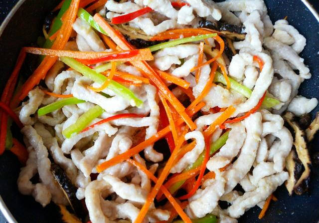 原创五彩肉丝,这样做肉丝居然这么嫩,上桌遭疯抢