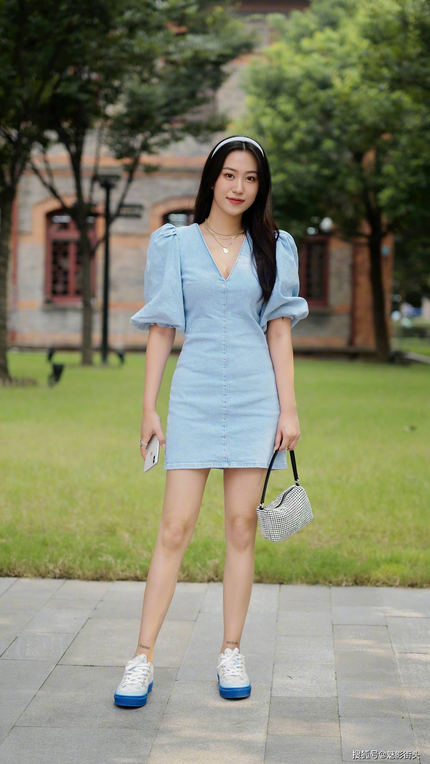 选择蓝色连衣裙的美女,要的就是成熟稳重,端庄大气上档次的效果