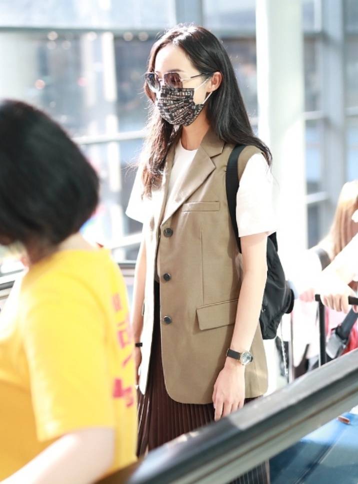 原创韩雪太有魅力了,穿白t恤配马甲时尚大方,一头长发真温柔