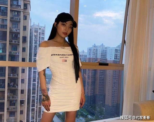 参加《中国有嘻哈》成名,男方比她小2岁_vava